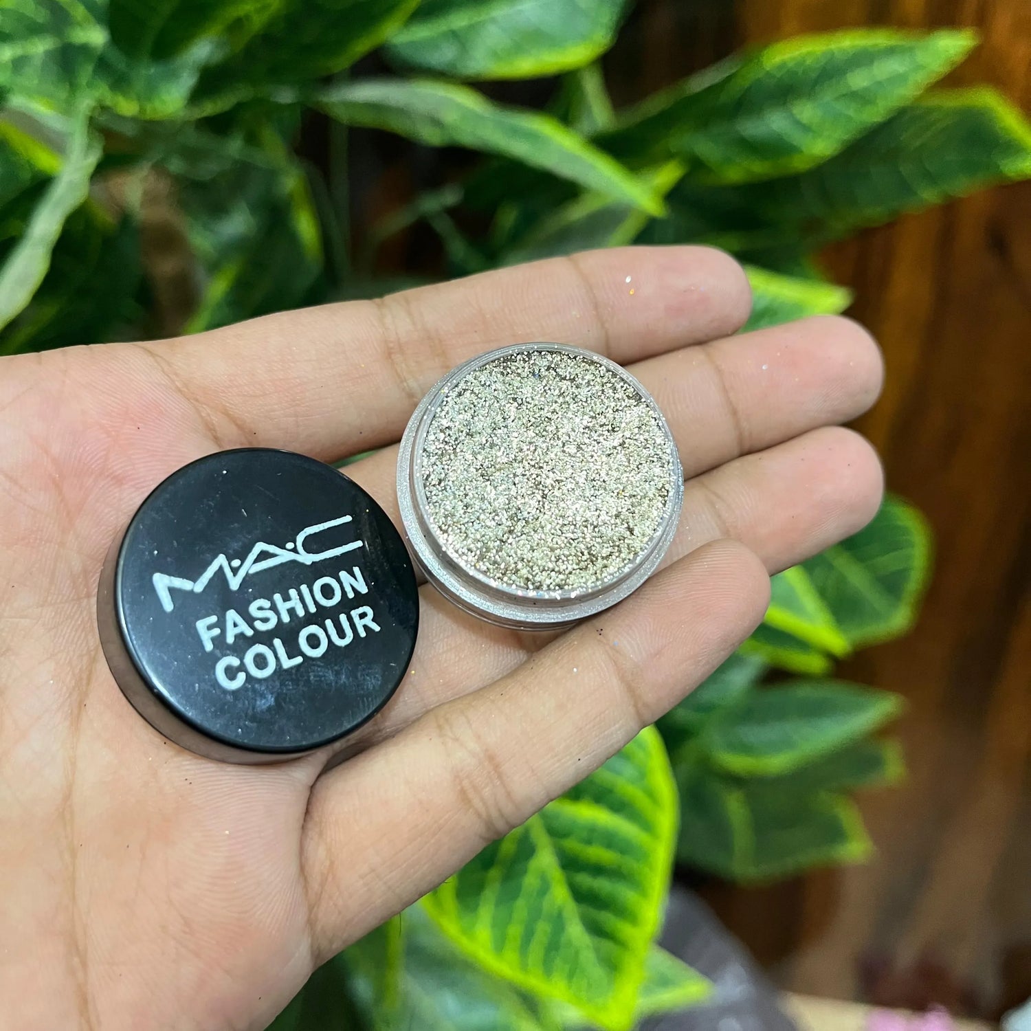 MAC Glitter Eyeshadow – Dazzling Sparkle & Intense Pigmentation